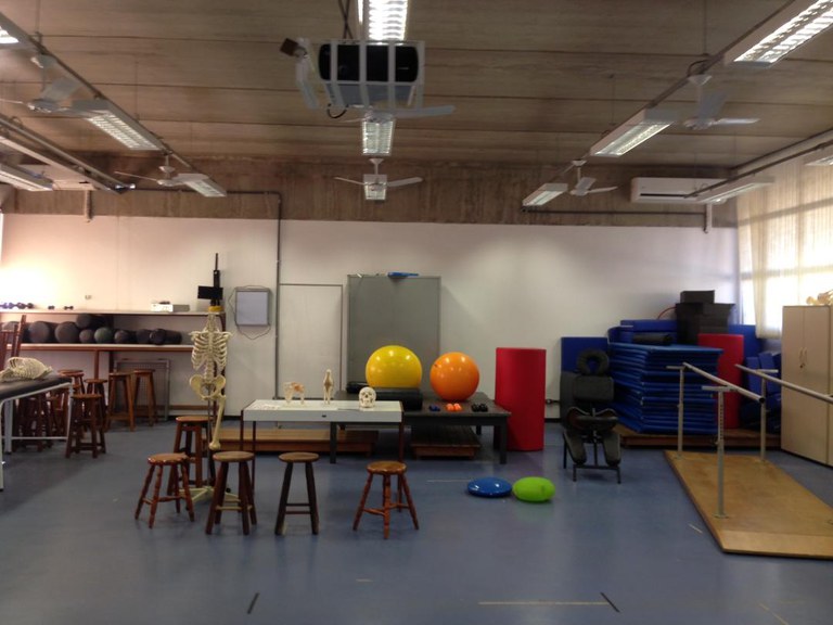 Laboratório de Cinesiologia, Cinesioterapia e Massoterapia Ambiente do Laboratório de Cinesiologia, Cinesioterapia e Massoterapia, composto por bolas de pilates, cadeiras, pranchas com corrimão, tapetes e outros itens para exercícios