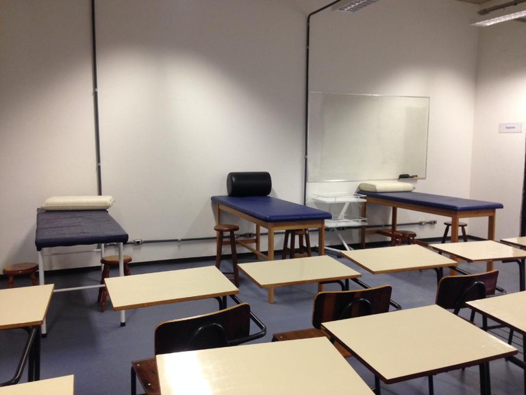 Laboratório de Eletrotermofototerapia Ambiente do Laboratório de Eletrotermofototerapia, com macas e mesas